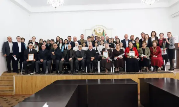 Глава Табасаранского района ко Дню учителя наградил лучших педагогов муниципалитета