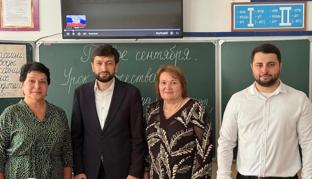 Руководитель Дагинформа провел урок мужества для учащихся столичной школы №50