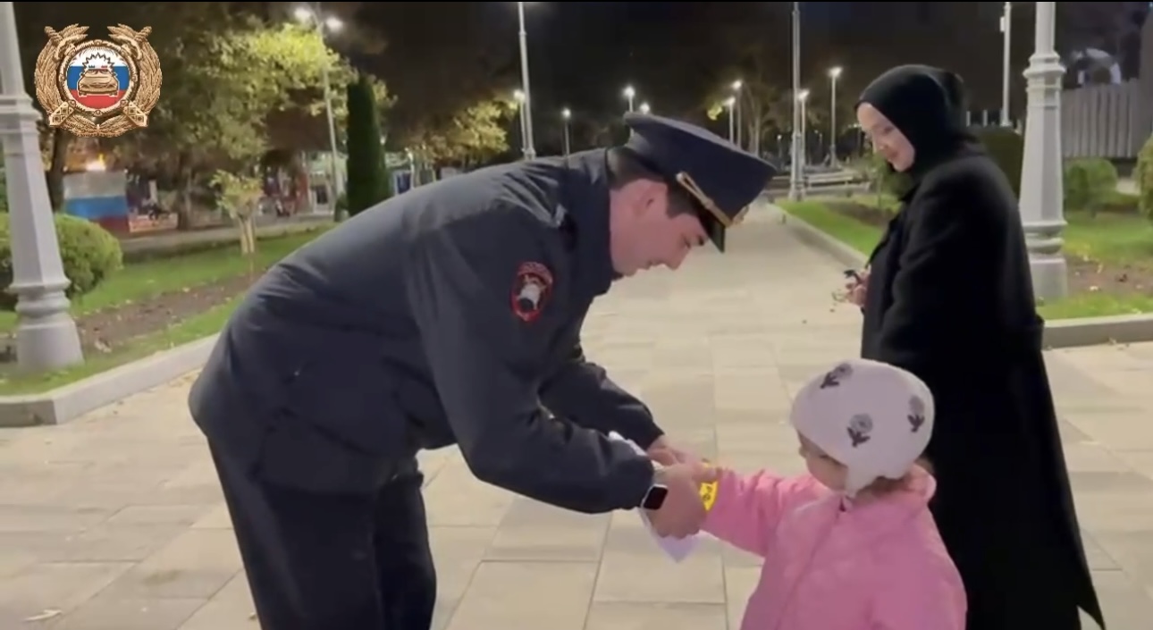 «Засветись!»: в Махачкале прошла акция в поддержку безопасного поведения на дорогах