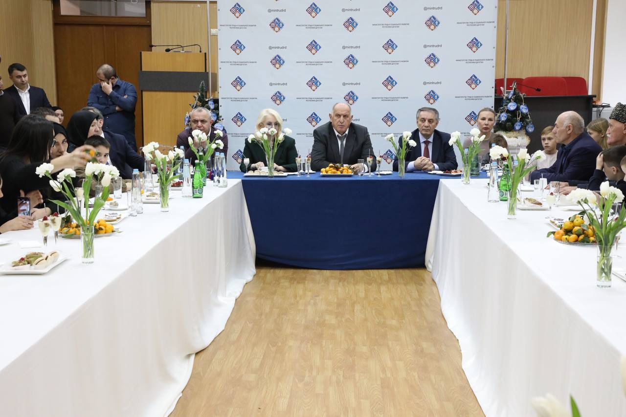 Абдулмуслим Абдулмуслимов вручил подарки детям погибших участников СВО