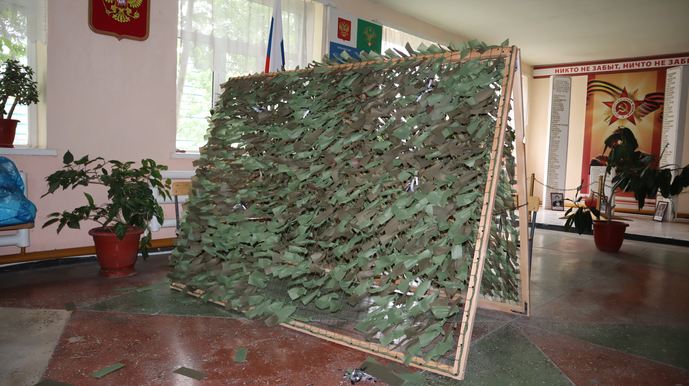 Одна из школ Гергебильского района изготавливает маскировочные сети для бойцов СВО