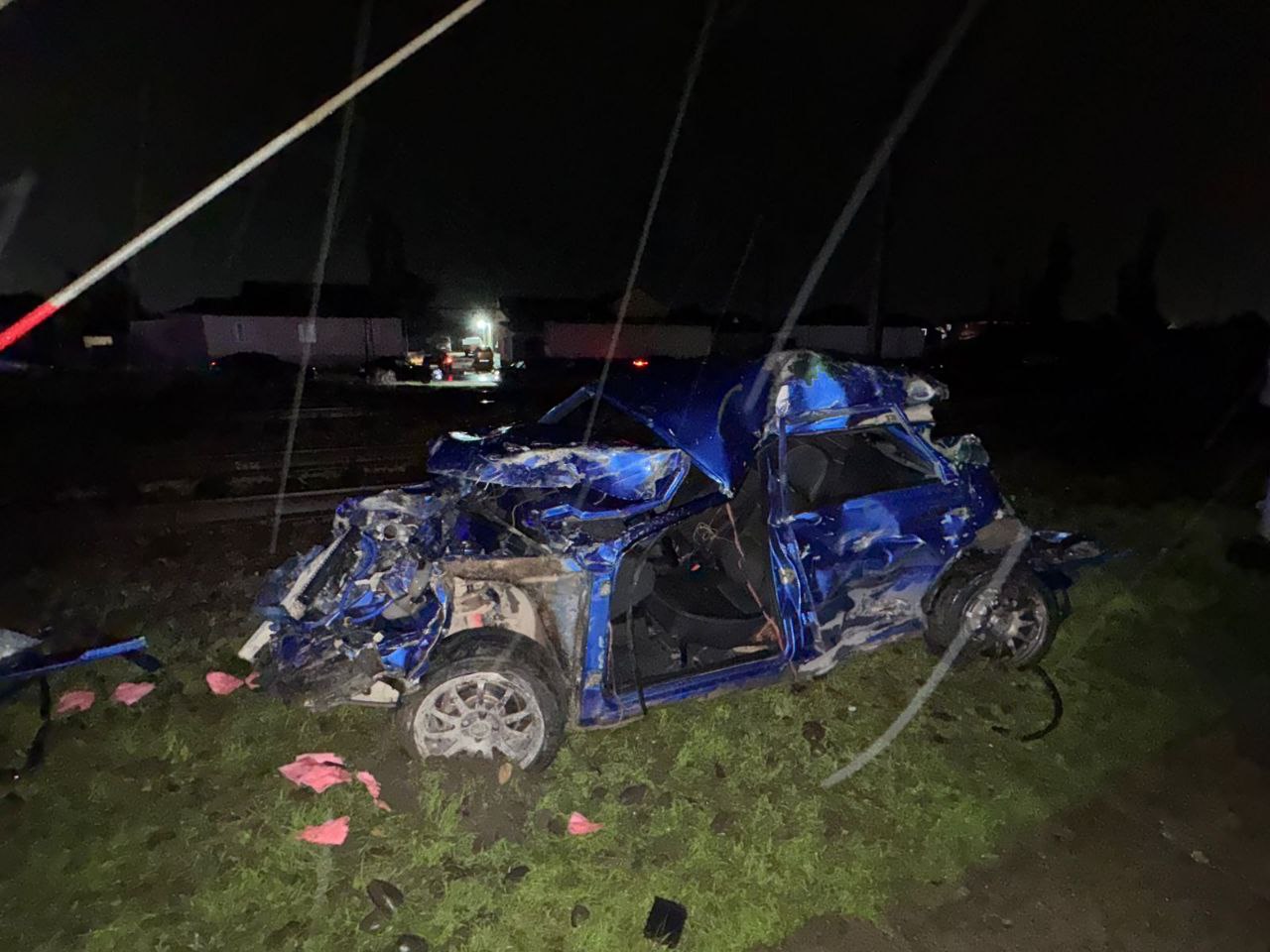 Поезд протаранил легковушку на железнодорожном переезде в Дагестане