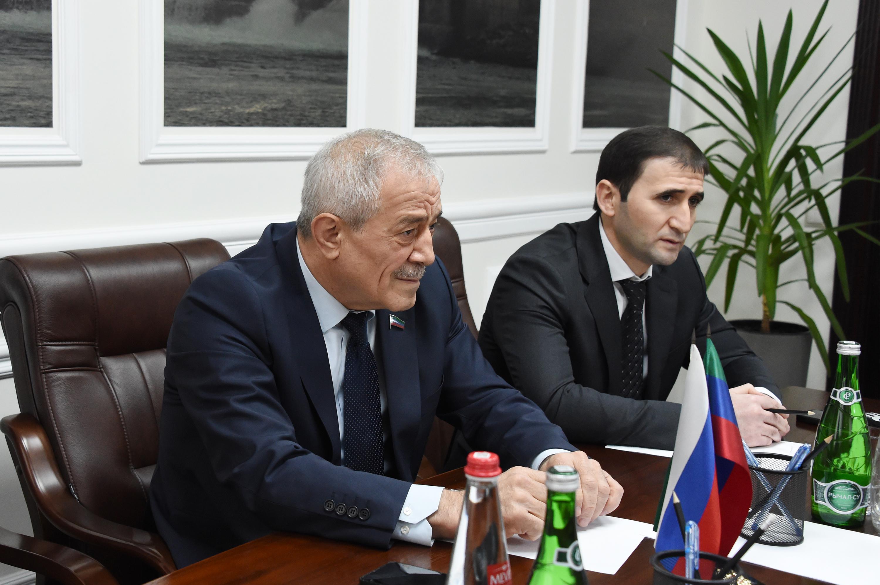 Алавудин Мирзабалаев обсудил с руководством Минэнерго РД ситуацию с энергоснабжением жителей республики