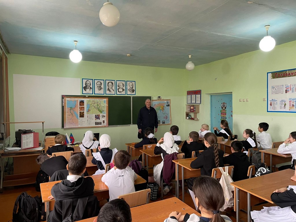 Школа №2 в Южно-Сухокумске получила новое оборудование для учебы