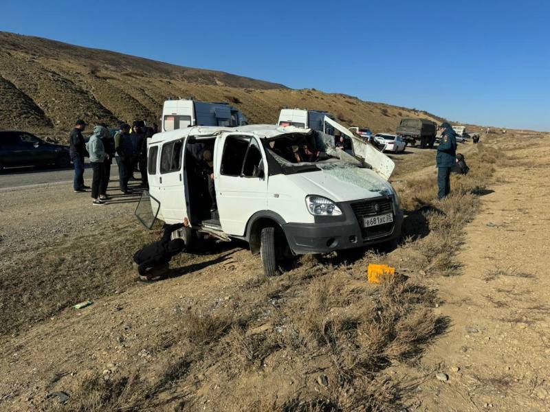 Медики заняты спасением пострадавших в аварии близ села Чиркей Буйнакского района