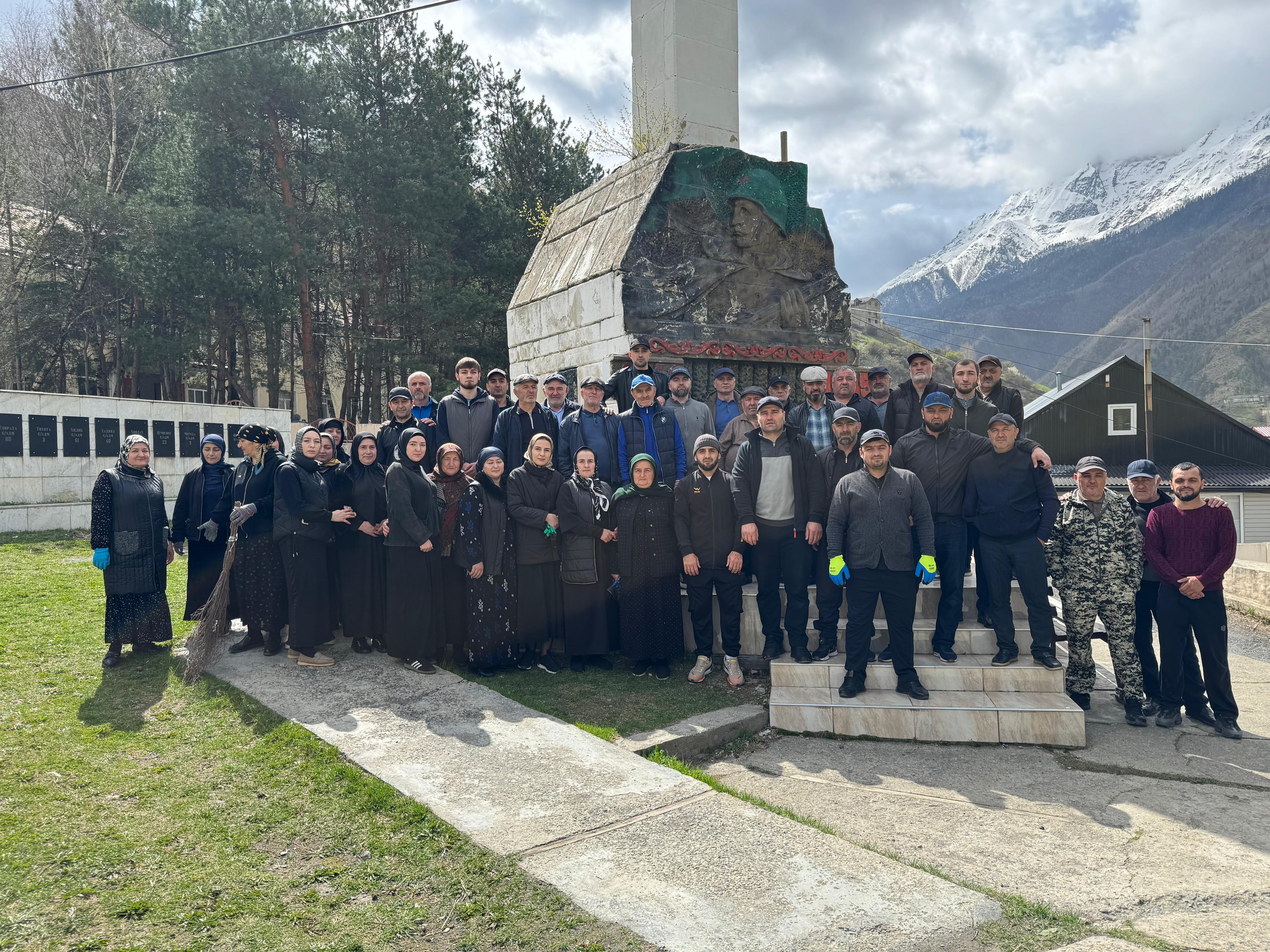 Субботник в честь 80-летия Победы прошел в Тляратинтском районе