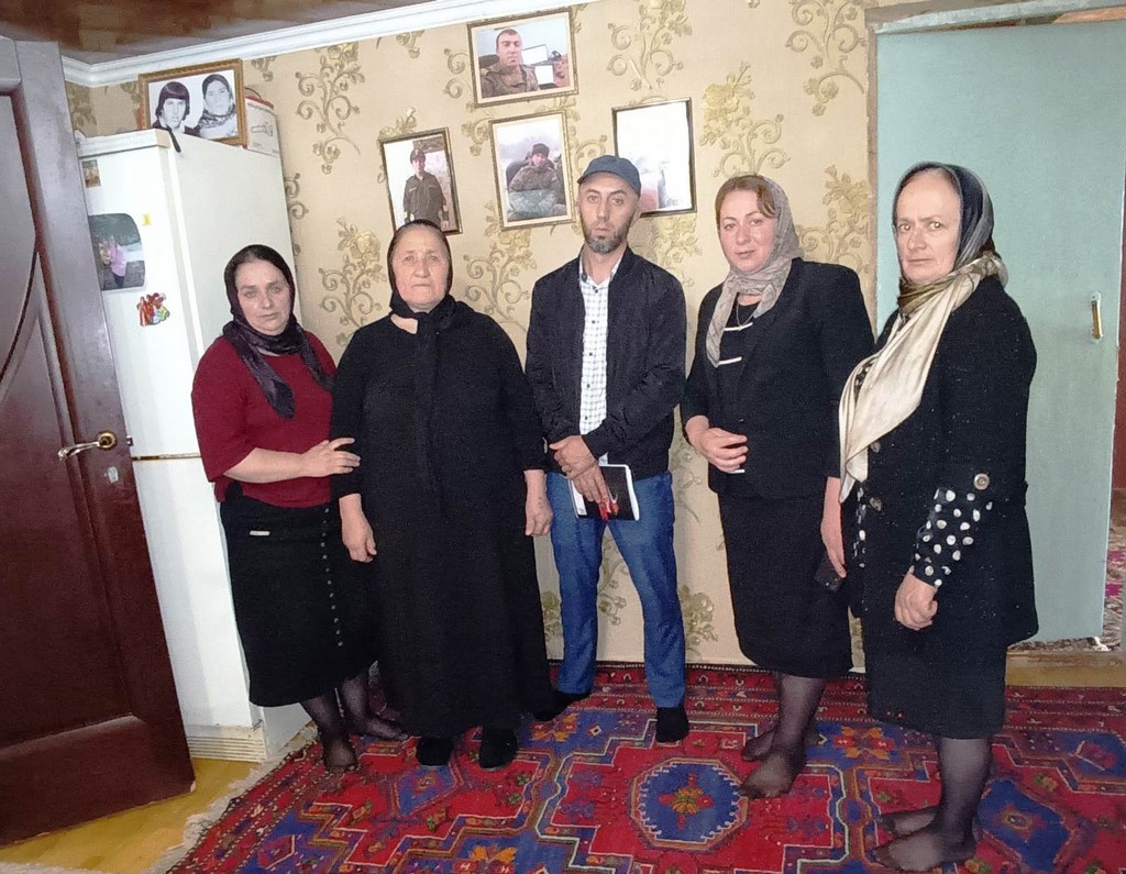 В Дахадаевском районе социальные работники Минтруда РД посетили семью погибшего участника СВО