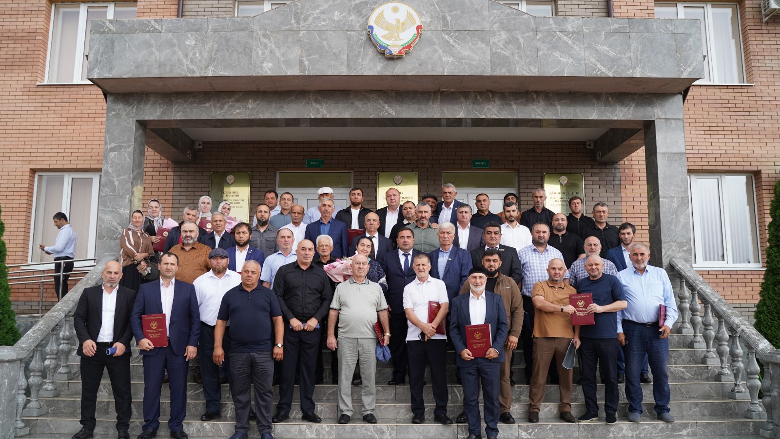 Глава Хасавюртовского района отметил благодарностью отличившихся депутатов