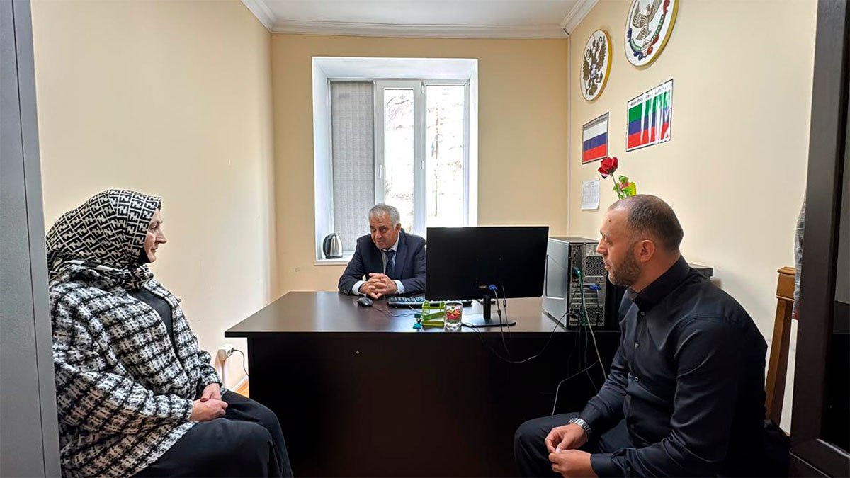 Депутат Абдулмуслим Курбаналиев провел прием граждан в Цунтинском районе