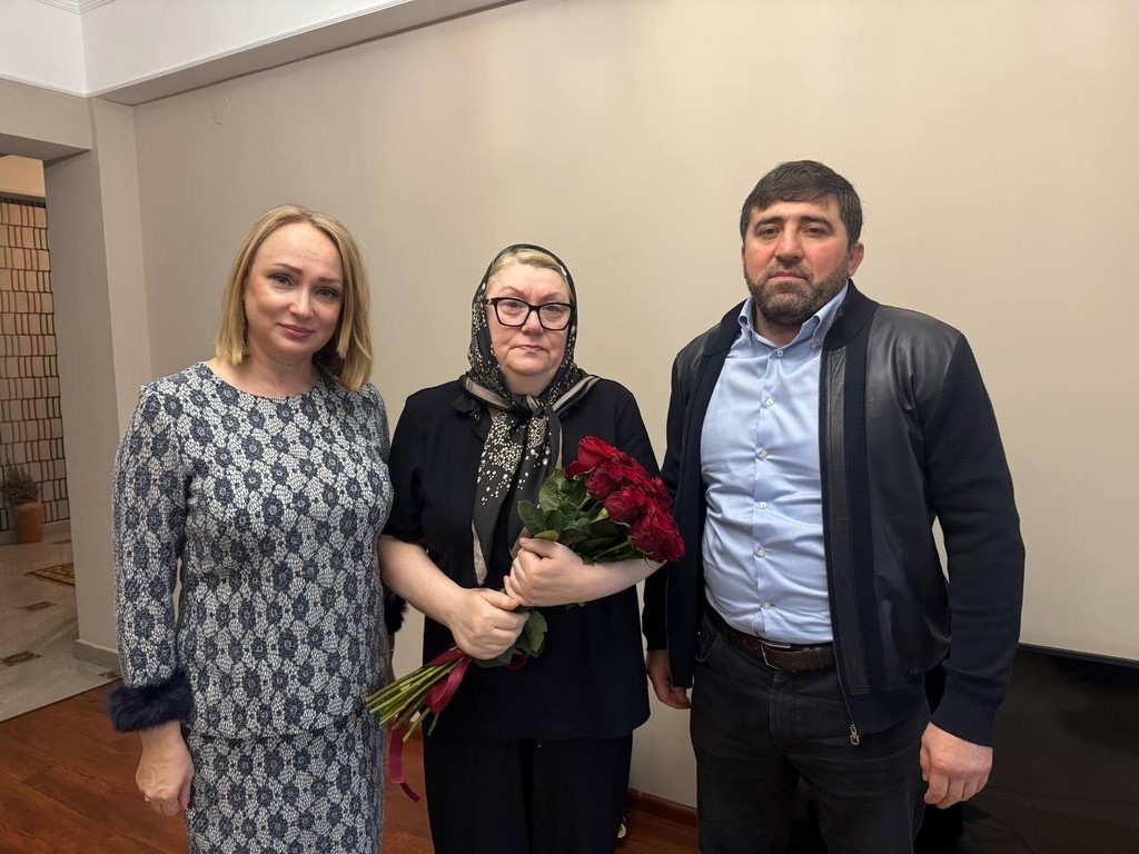 «Единая Россия» в Дагестане поздравила с праздником матерей участников СВО
