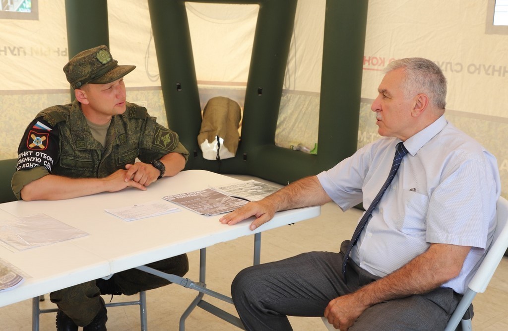 Представители Кизлярского района посетили мобильный пункт отбора на службу по контракту