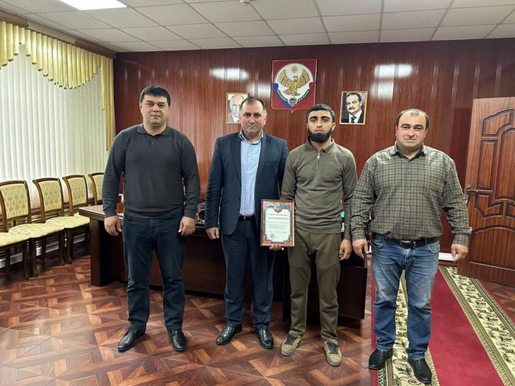 Участнику СВО из Хивского района вручили Благодарность главы муниципалитета