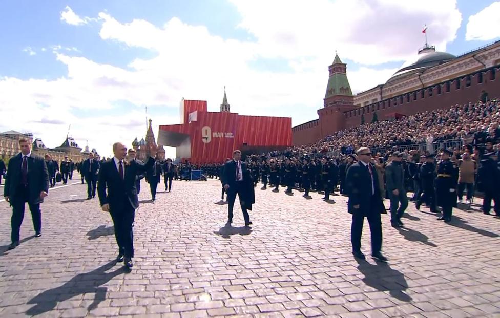 Гости парада Победы аплодировали Путину и скандировали "Россия"