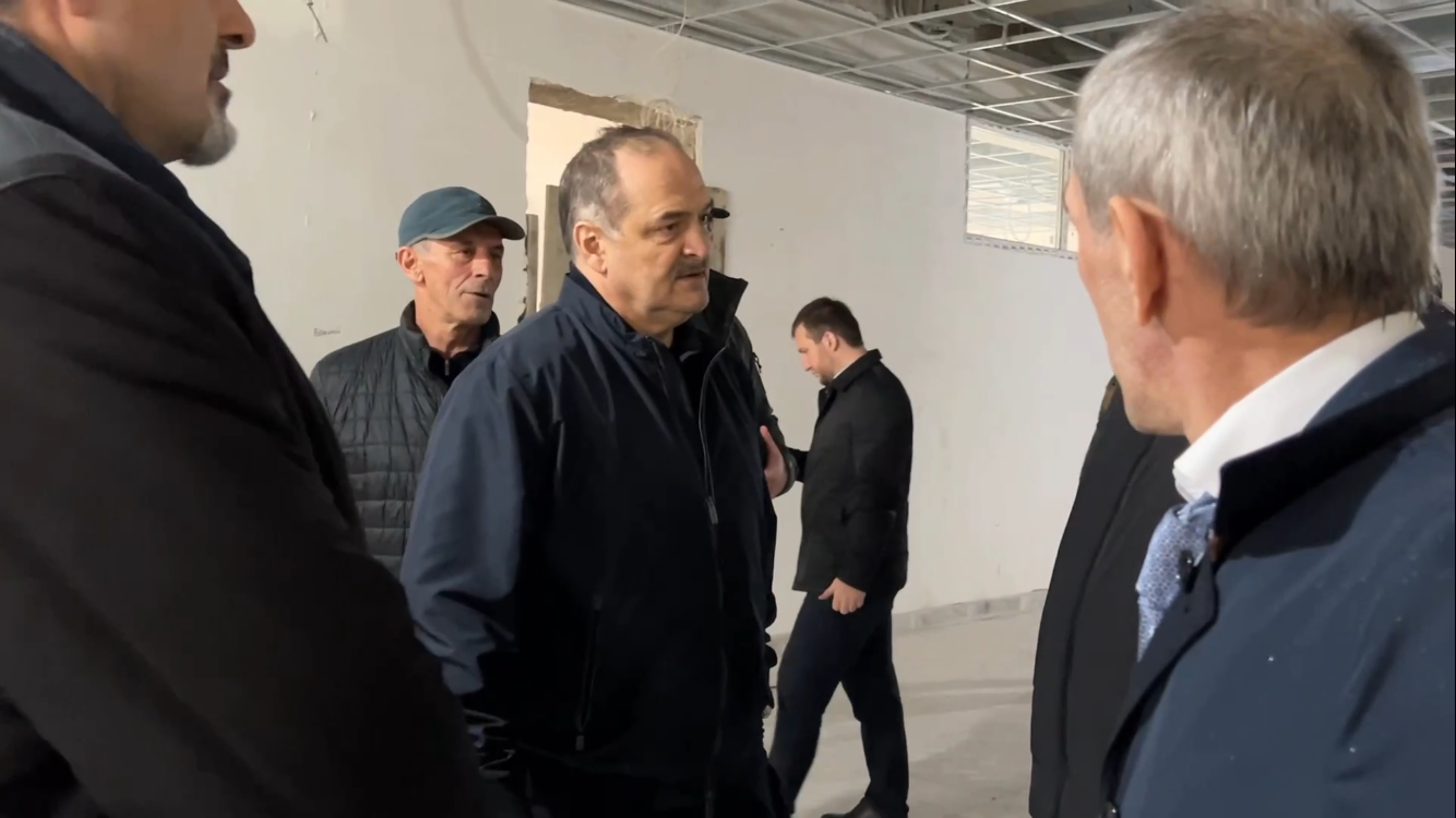 Сергей Меликов проверил строительство школы на 1224 мест в Дербенте