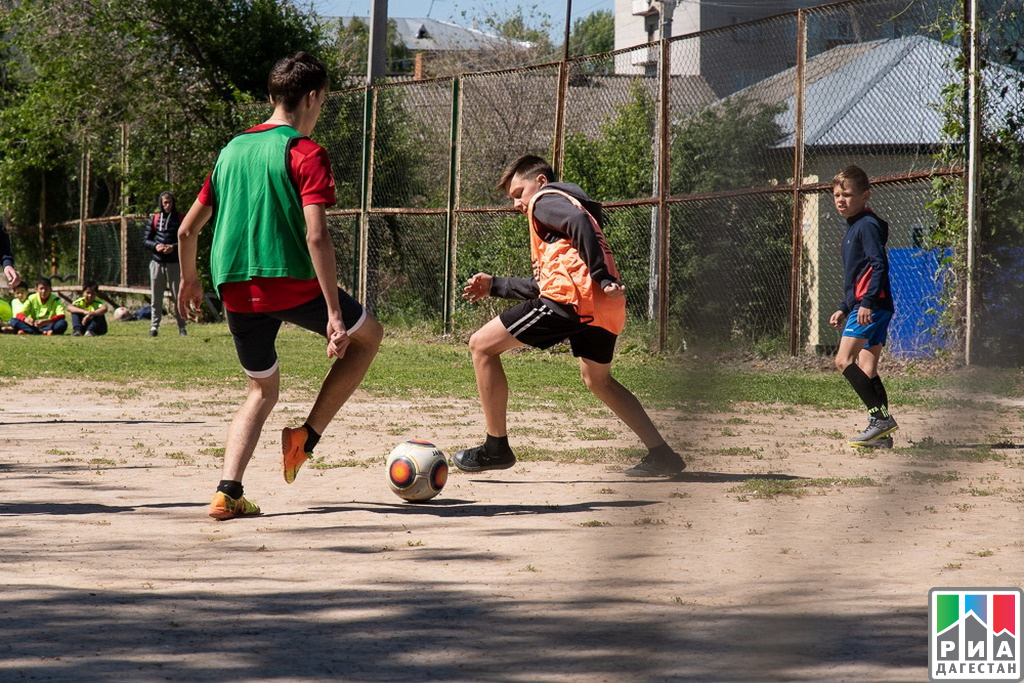 Играют в футбол в парке. Детский дворовой футбол. Дворовый футбол. Футбол во дворе. Дворовые футболисты.