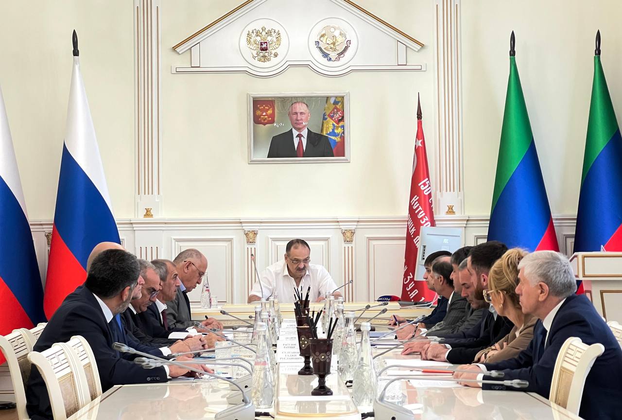 Сергей Меликов проводит совещание по актуальным вопросам