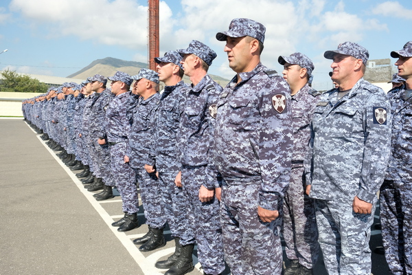Специальный моторизованный полк махачкалинского соединения Росгвардии отметил 15-летие
