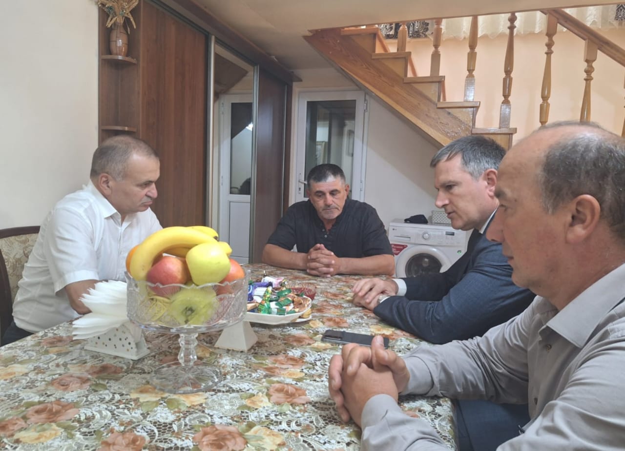 Глава Сулейман-Стальского района навестил семью Героя России Султана Сулейманова