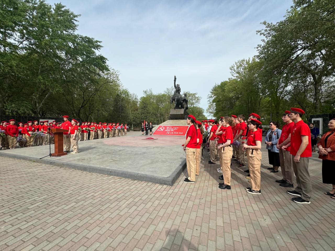 Более 100 кизлярцев приняли участие в патриотической акции «Вахта памяти»