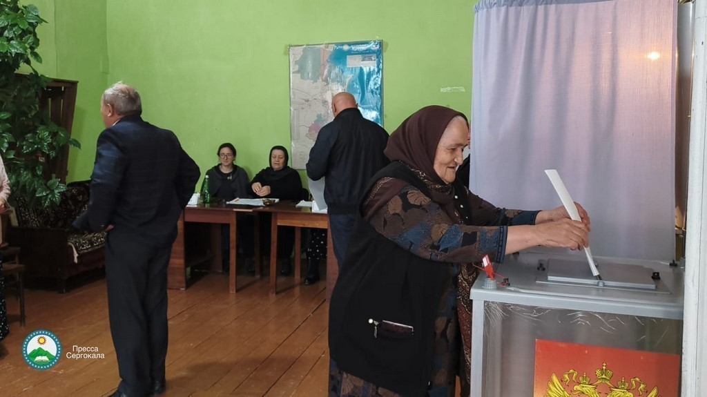 Глава Сергокалинского района Арсен Магомедов проинспектировал ход выборов на местах