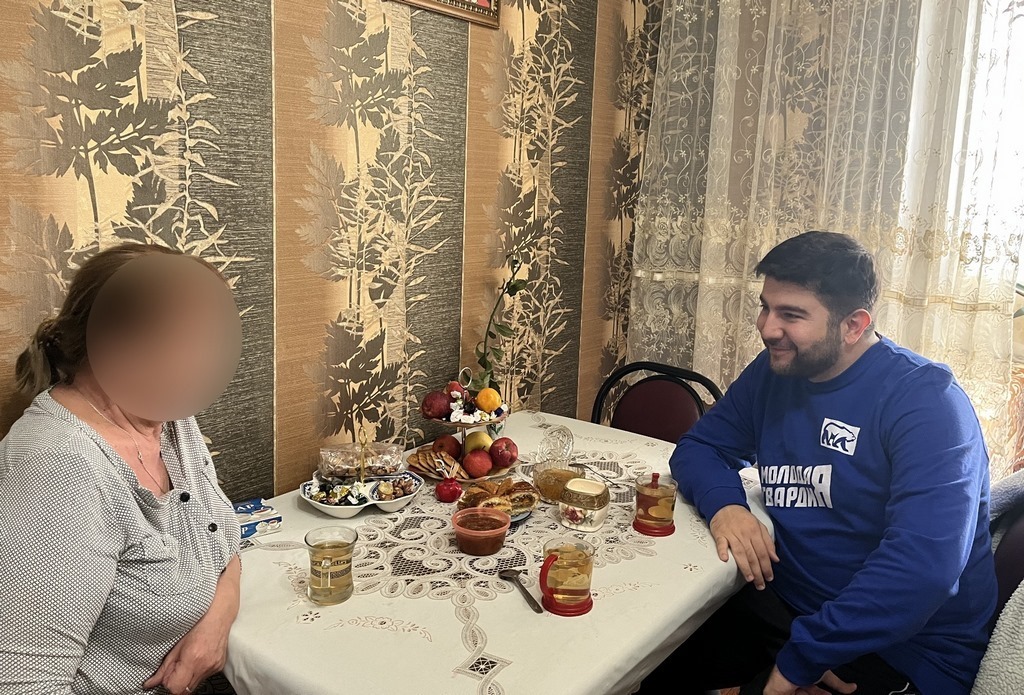 Молодогвардейцы Дагестана поздравили матерей и жён участников СВО