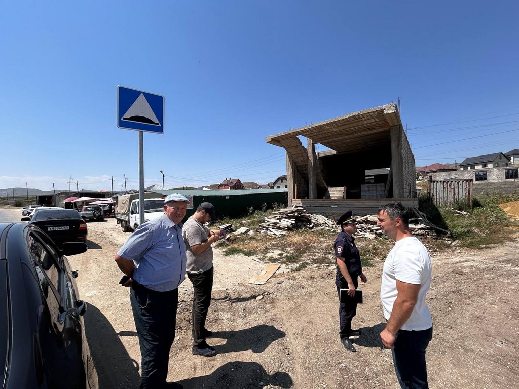 Незаконные объекты капитального строительства вблизи трасс выявили в Левашинском районе