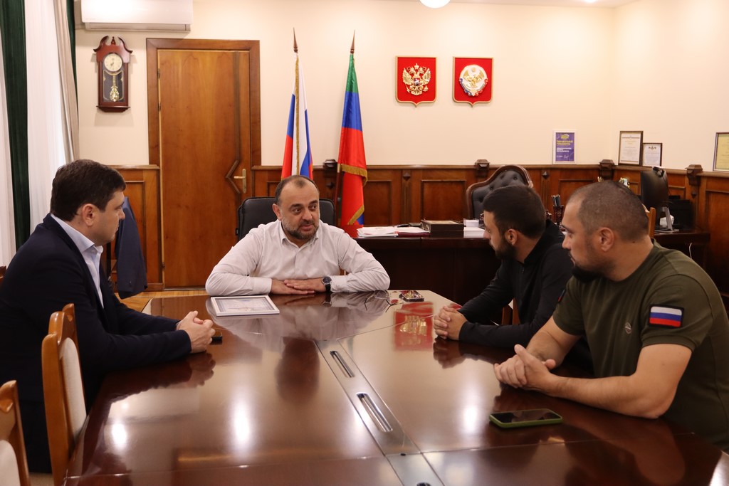 Мэр Буйнакска встретился с участником СВО