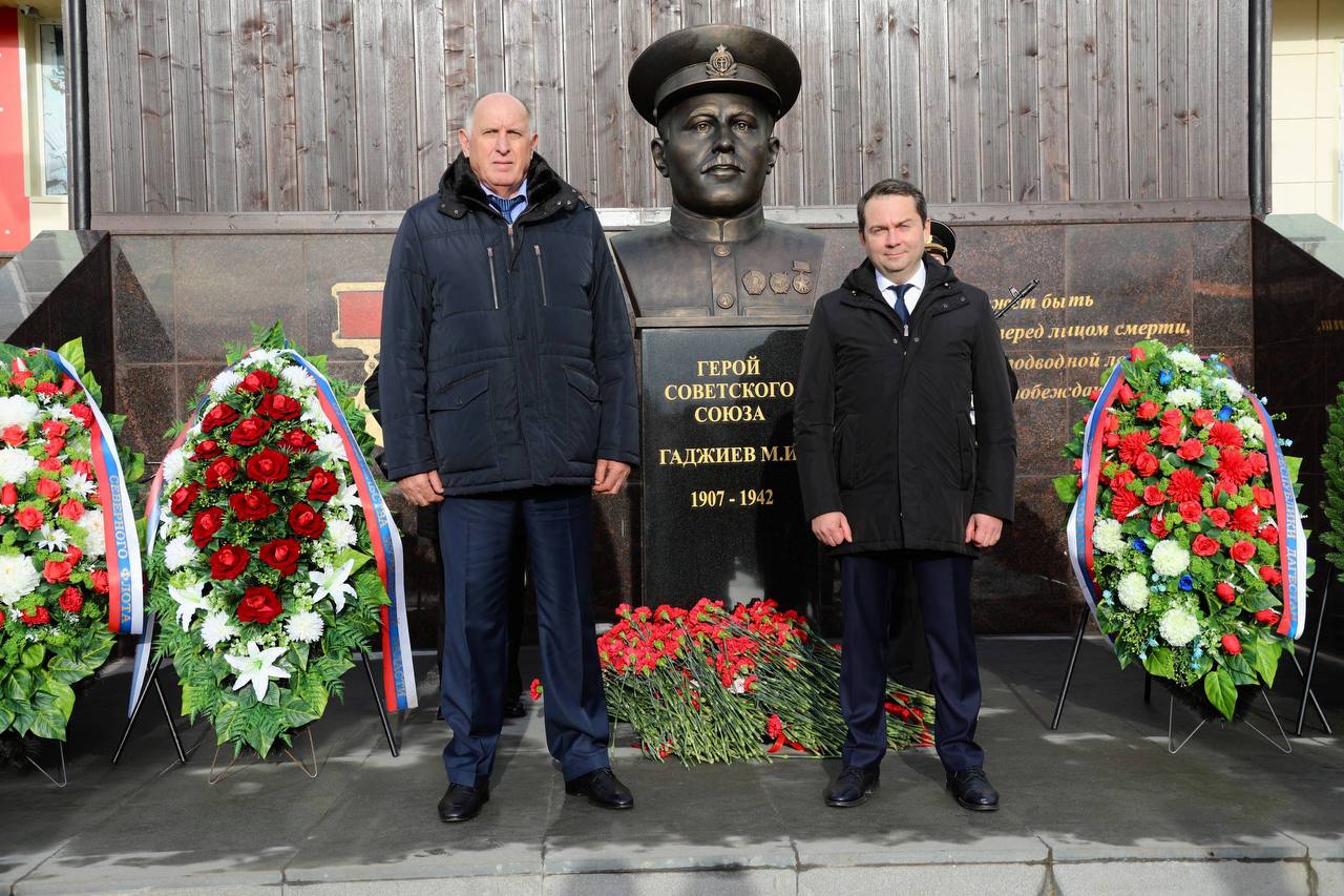 В г.Гаджиево Мурманской области открыли памятник легендарному моряку-подводнику Магомету Гаджиеву