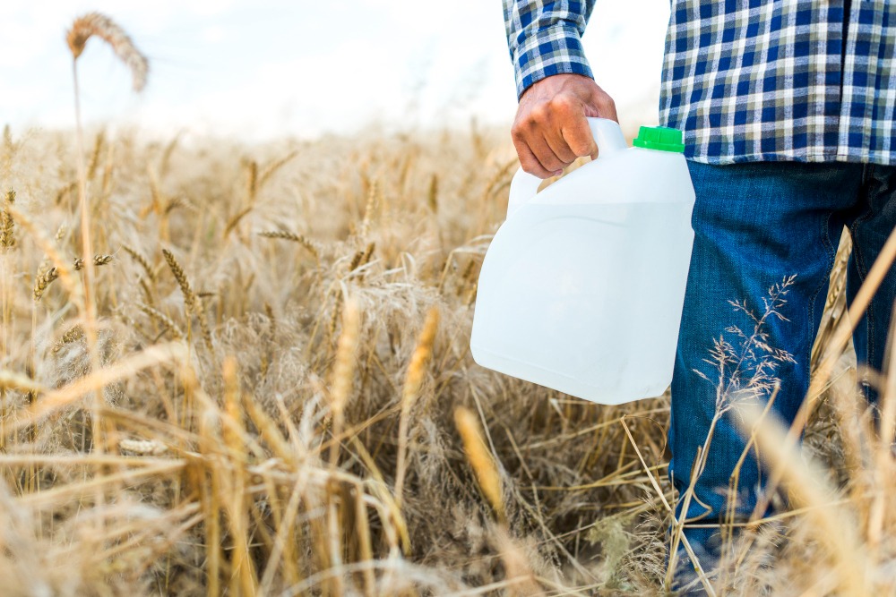 Аграриям Дагестана напомнили о штрафах за неправильную утилизацию тары от пестицидов