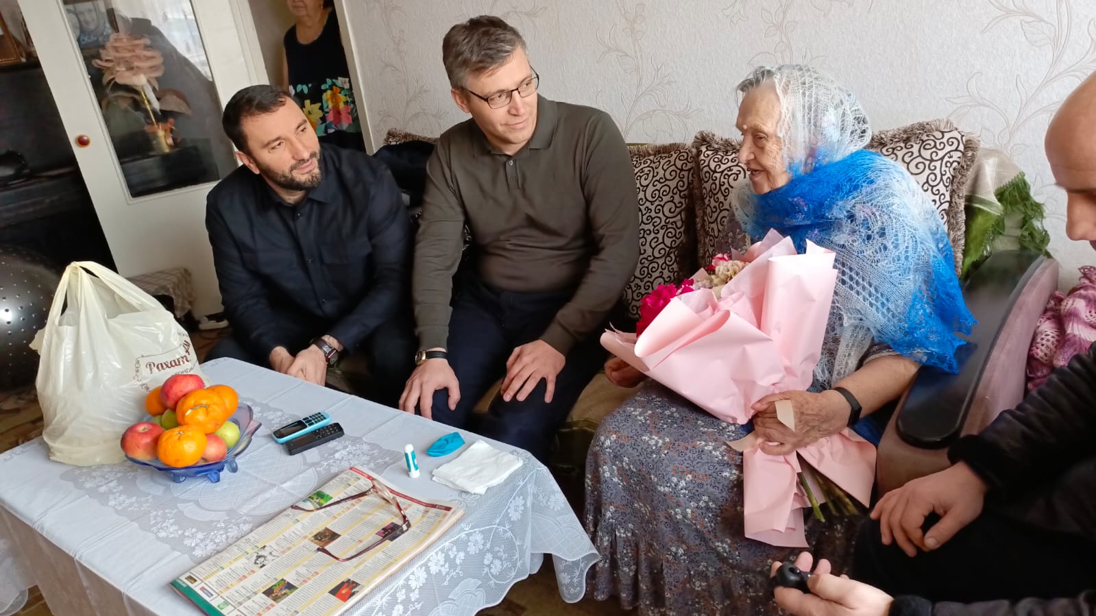 Представители Минтруда Дагестана навестили участницу блокады Ленинграда в Буйнакске