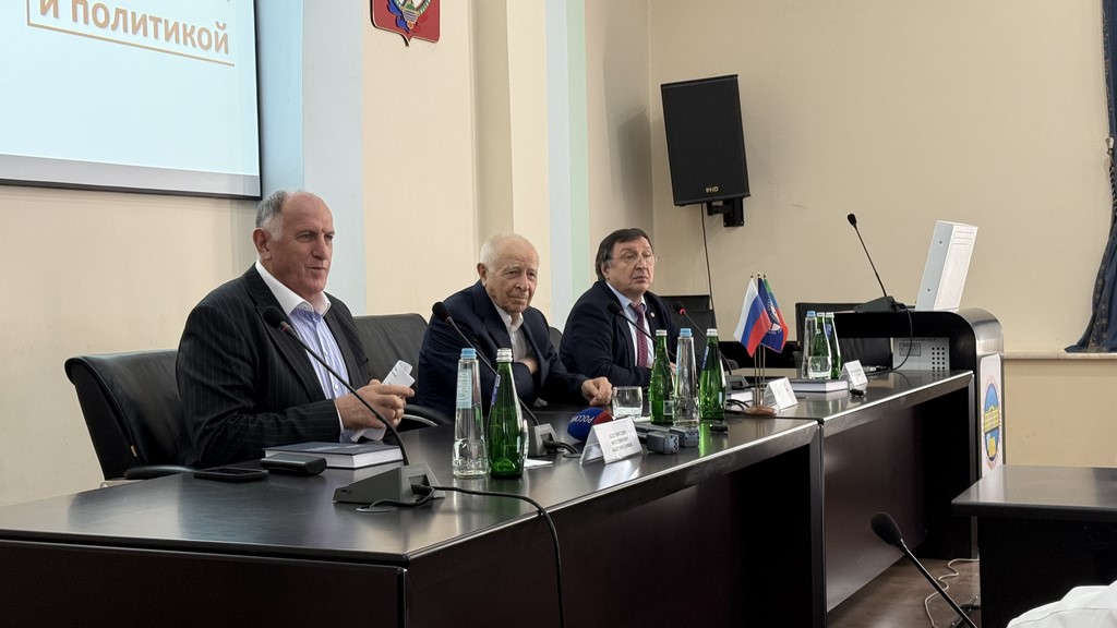 В Махачкале прошла презентация книги Муху Алиева «Между философией и политикой»