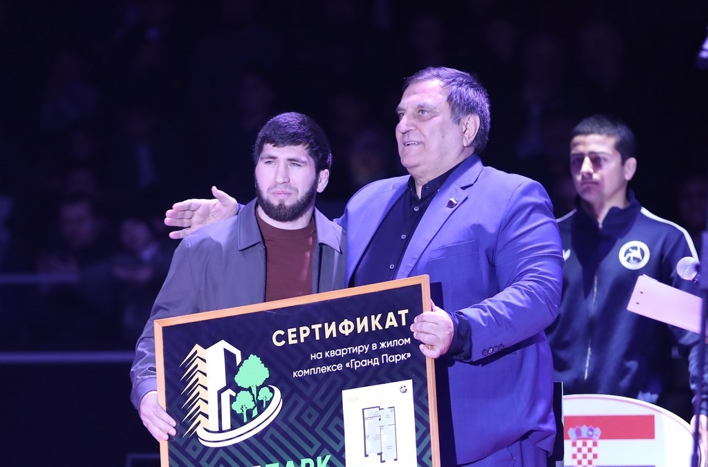 Олимпийскому чемпиону Зауру Угуеву подарили квартиру в Хасавюрте