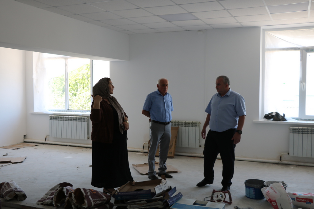 Глава Казбековского района оценил ход ремонтных работ на объекте «Модельная библиотека»