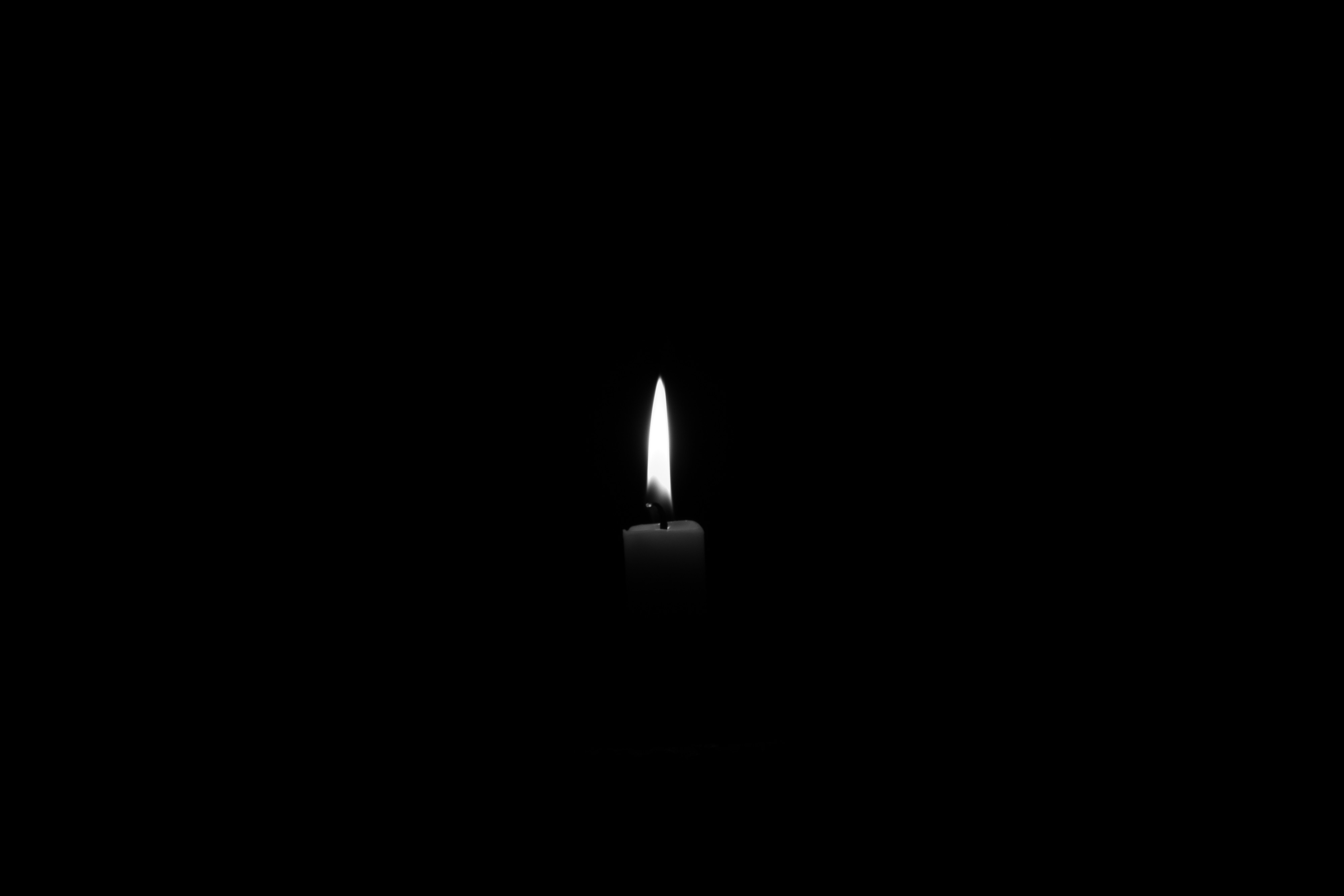 Видео свеча на черном фоне. Свеча на черном фоне. В пламени свечи. Свеча на темном фоне. Свеча черная.