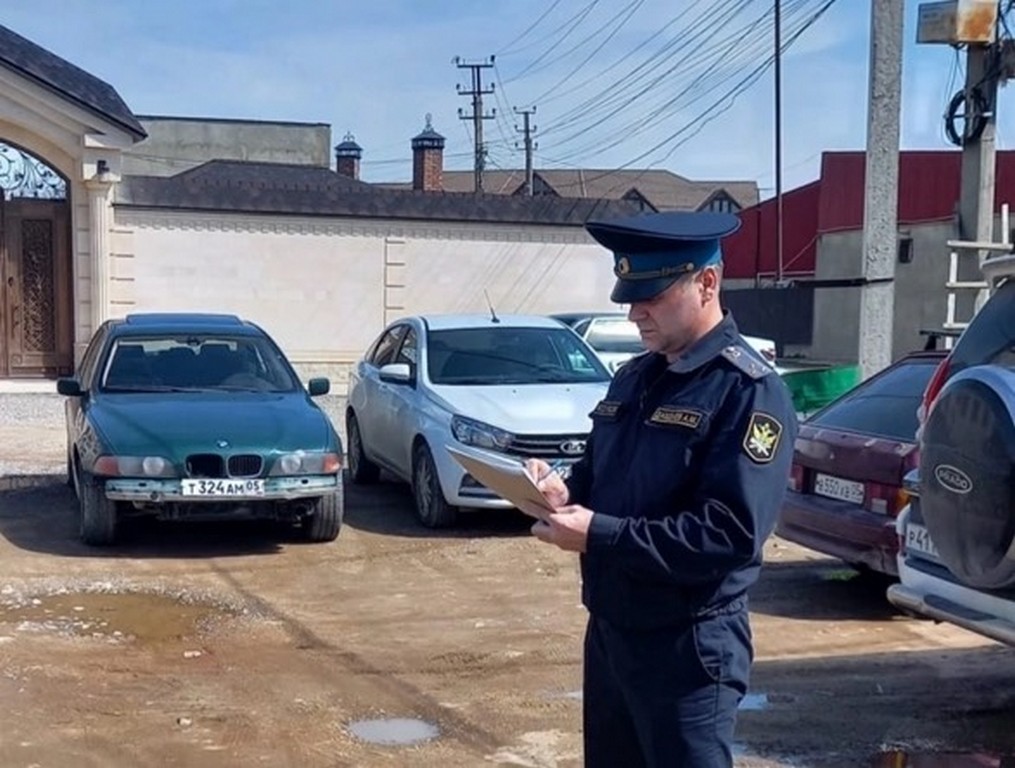 Жительница Махачкалы снесла незаконную постройку, чтобы выехать за границу