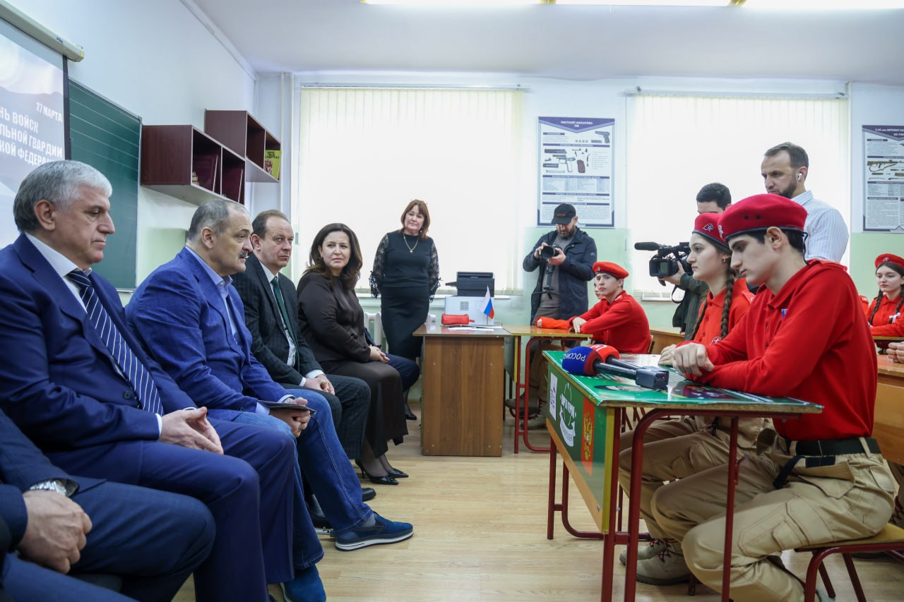 Сергей Меликов ознакомился с работой росгвардейского класса махачкалинской школы №46