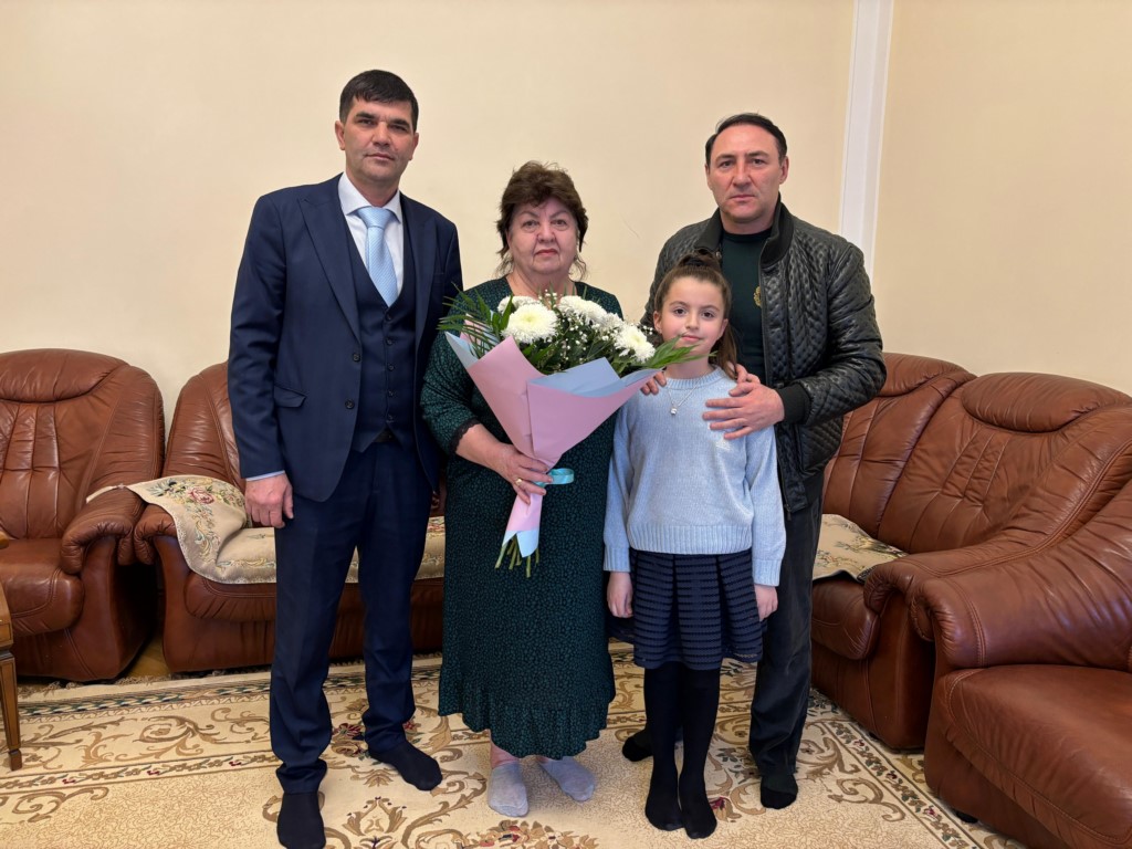 Единороссы Избербаша посетили многодетные семьи к Международному женскому дню