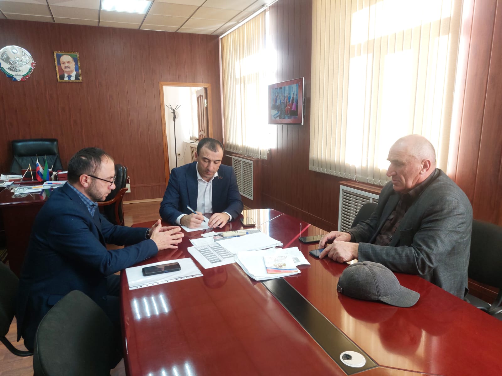 Депутат Девлетхан Алиев провел личный прием граждан в Курахском районе