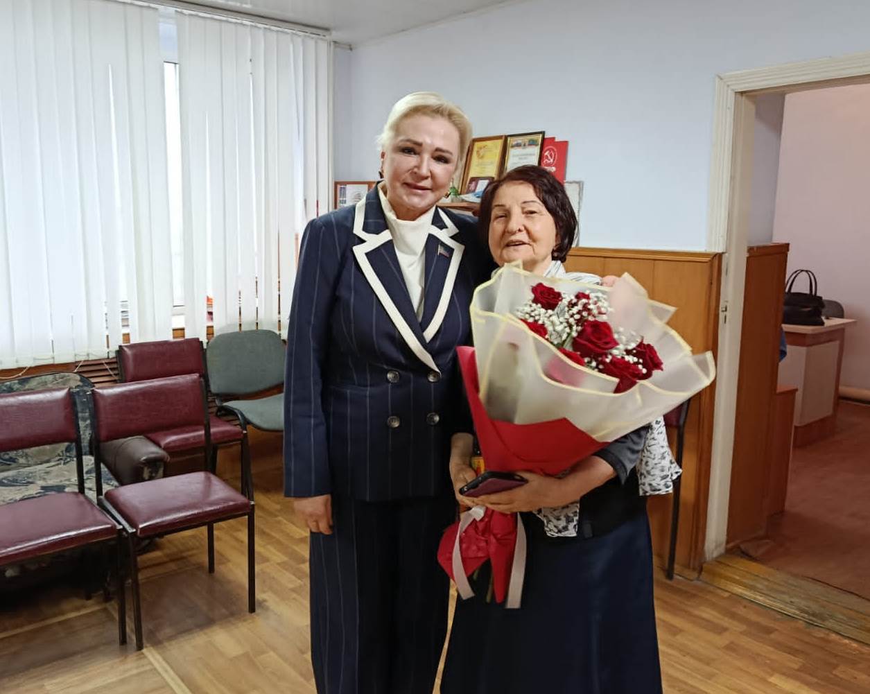 Депутат Елена Павлюченко поздравила с юбилеем председателя Совета ветеранов Кизляра