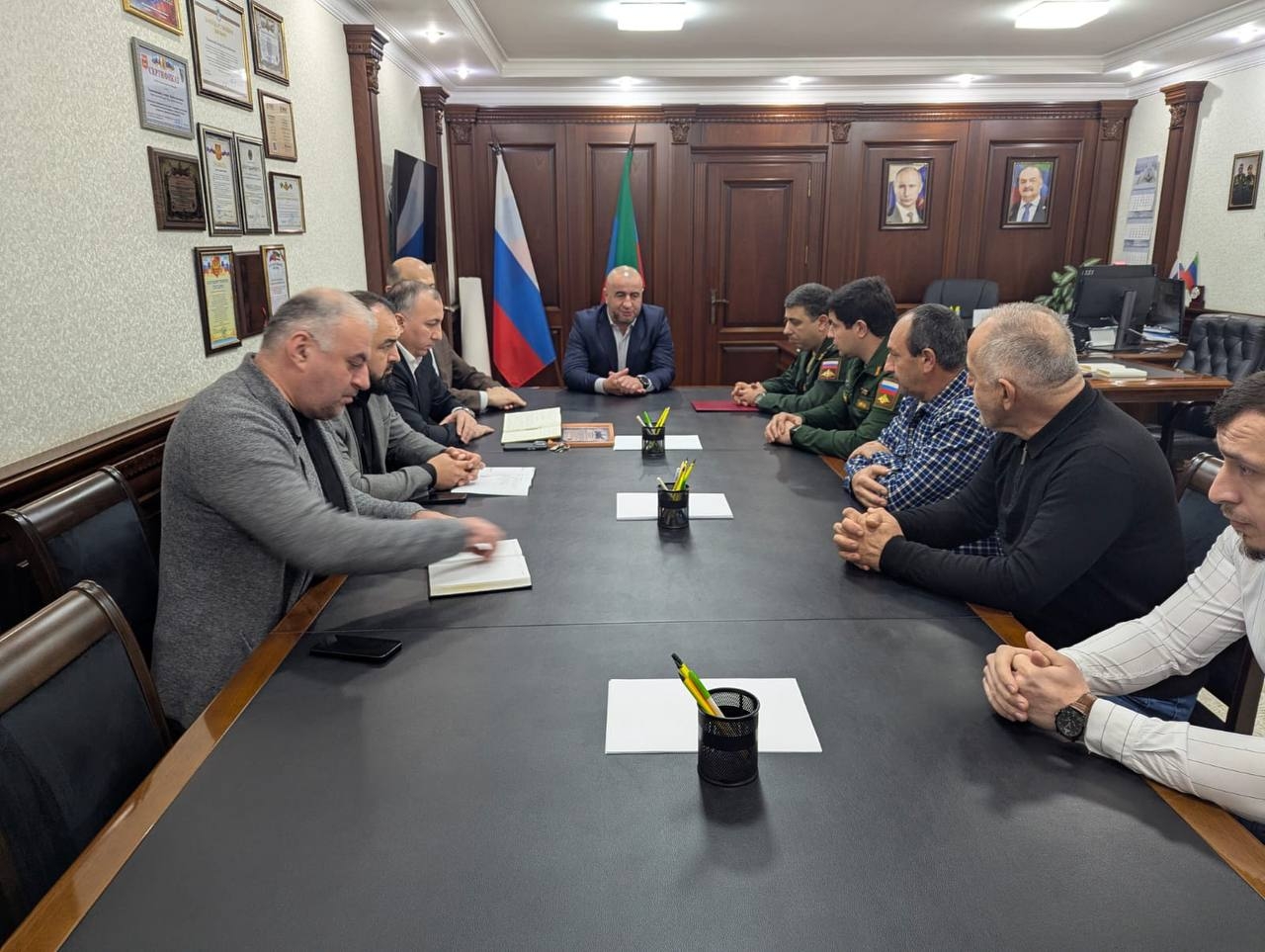 В Дагестанских Огнях семьям участников СВО передали ордена Мужества