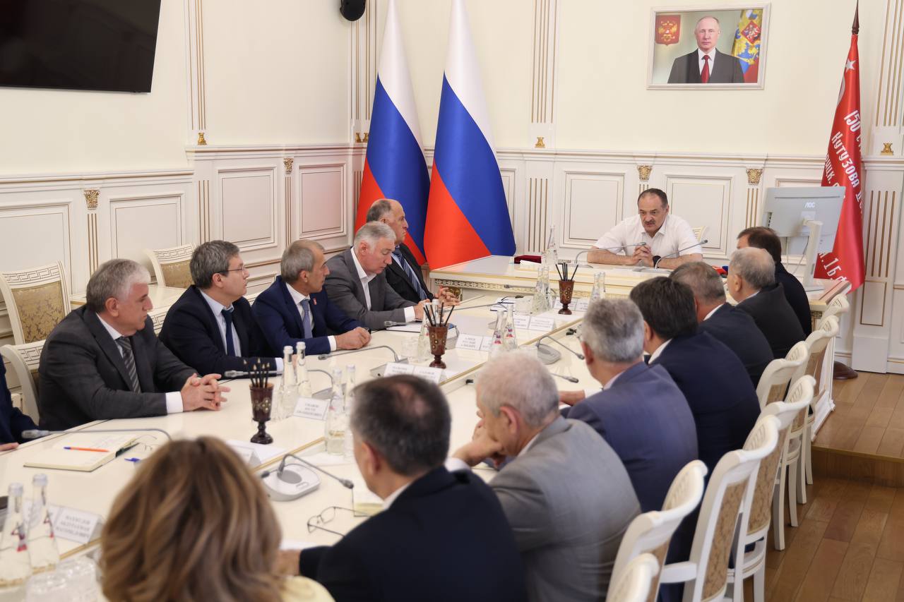 Сергей Меликов представил нового врио мэра Махачкалы Джамбулата Салавова