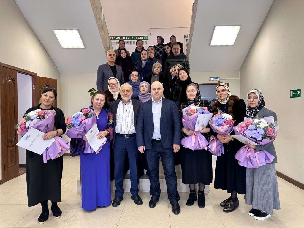 Преподаватели педагогического колледжа Хасавюрта получили премии от депутата Госдумы РФ Абдулхакима Гаджиева
