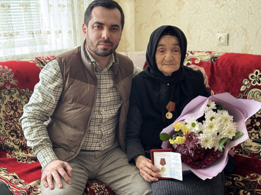 Администрация Южно-Сухокумска наградила ветеранов юбилейными медалями