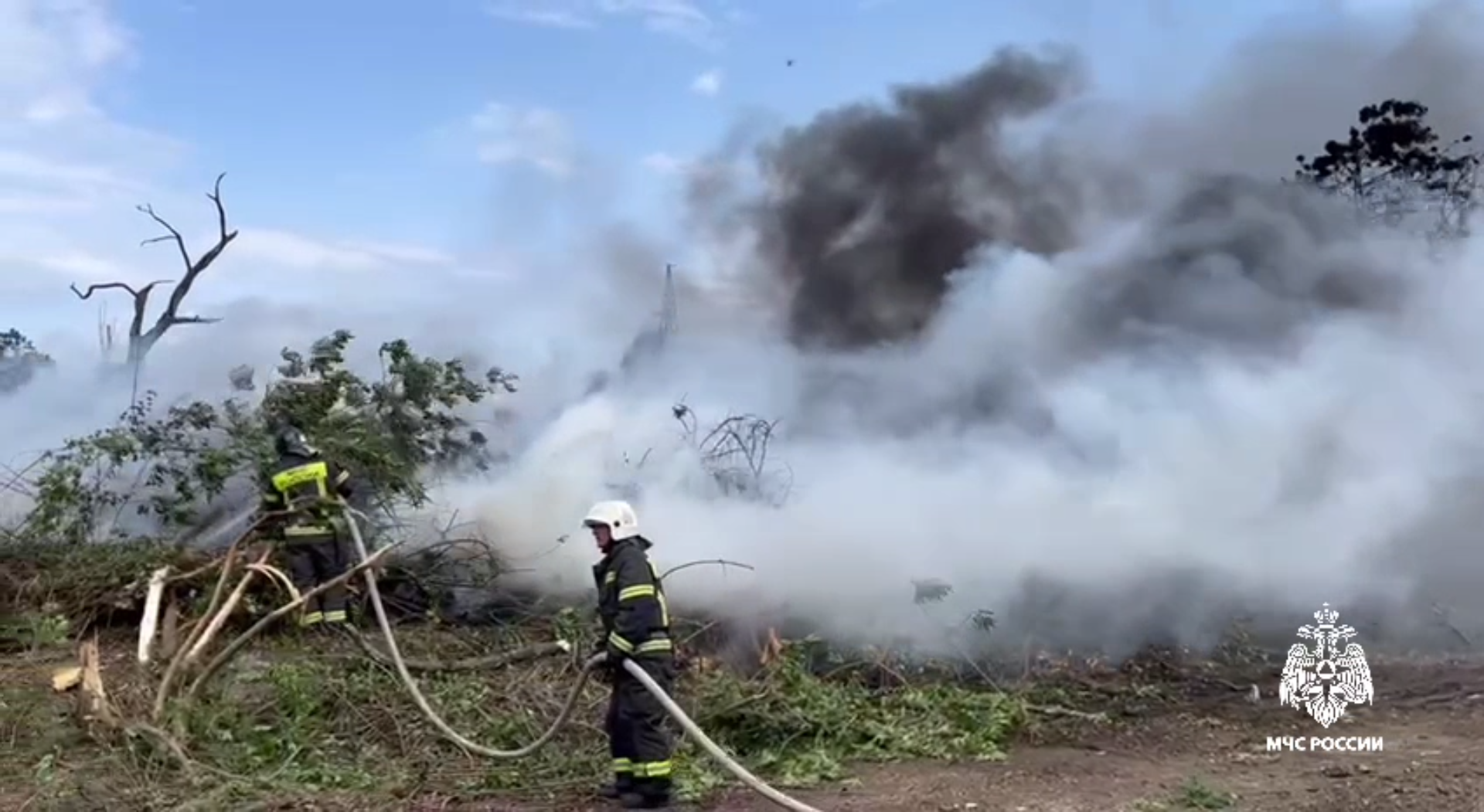 На территории недействующего завода «Даг-зет» в Избербаше загорелся пожар