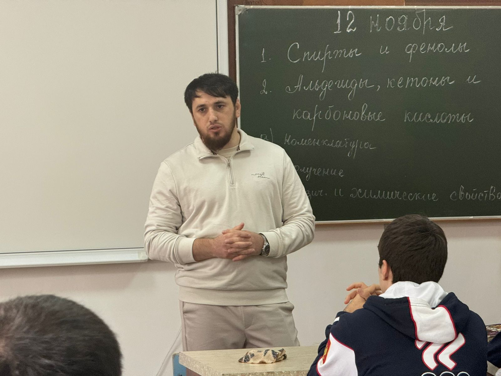 Выпускник Автомобильно дорожного колледжа провел для студентов урок мужества