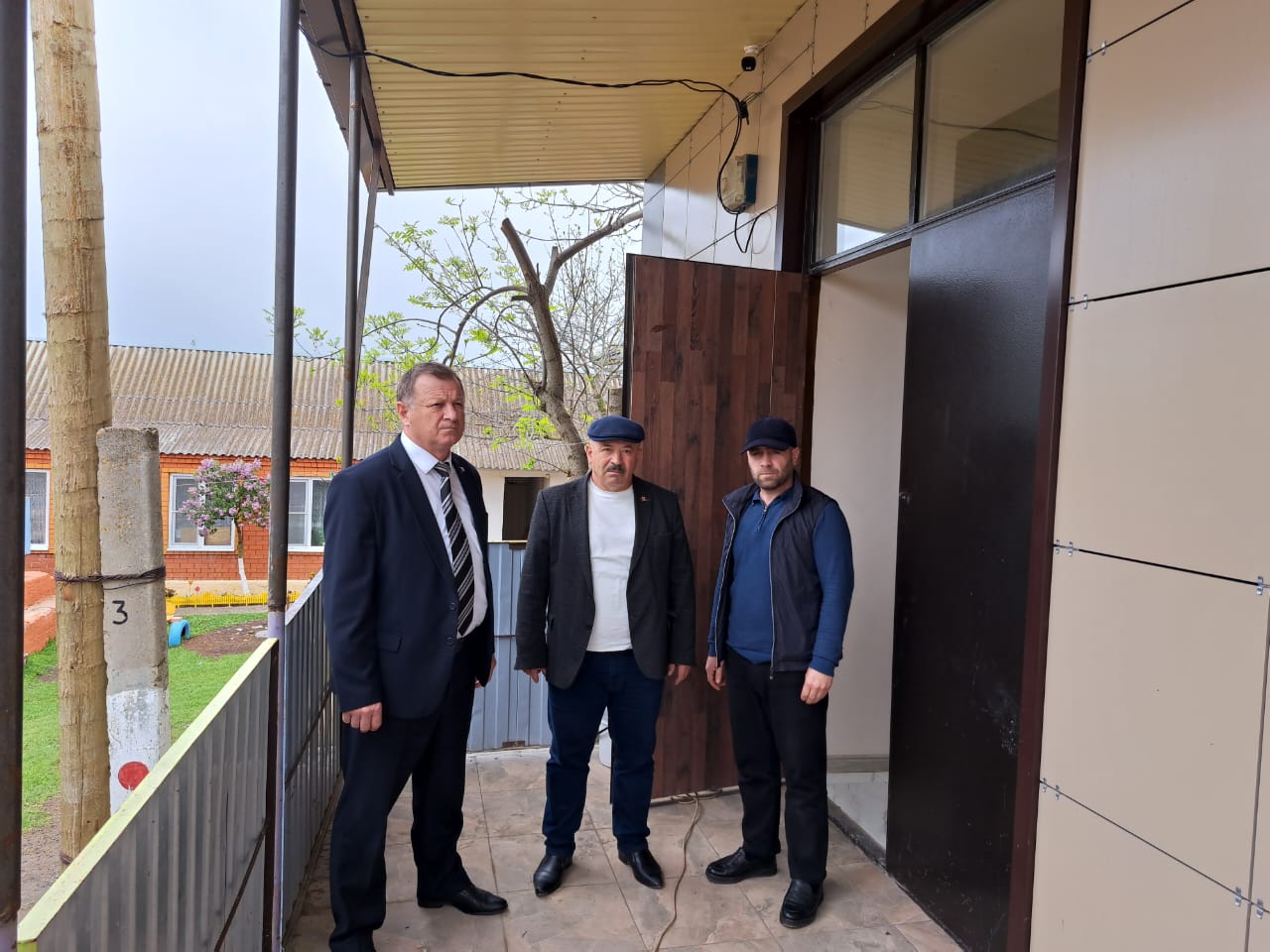 Единороссы Казбековского района проинспектировали ремонт Дома культуры в селе Гертме