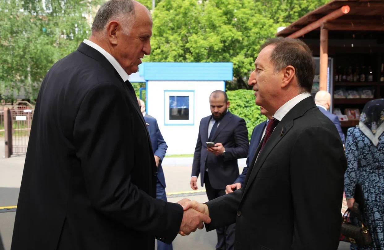 Абдулмуслим Абдулмуслимов поздравил Заура Аскендерова с днем рождения