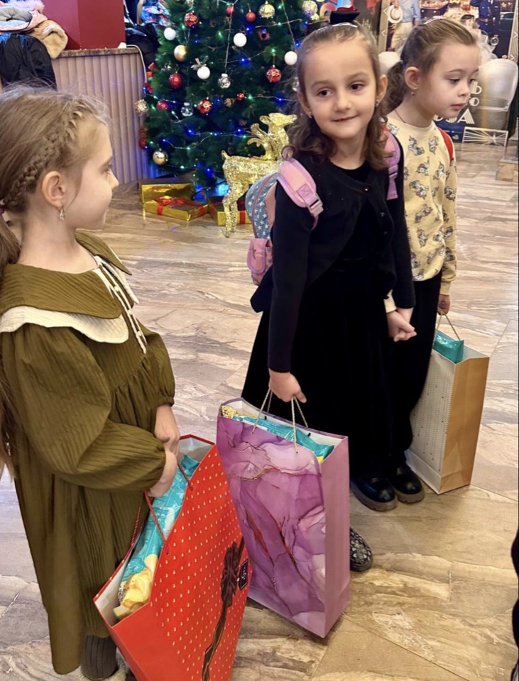 Сайгидпаша Умаханов организовал бесплатный показ мультфильма для детей из Хасавюрта