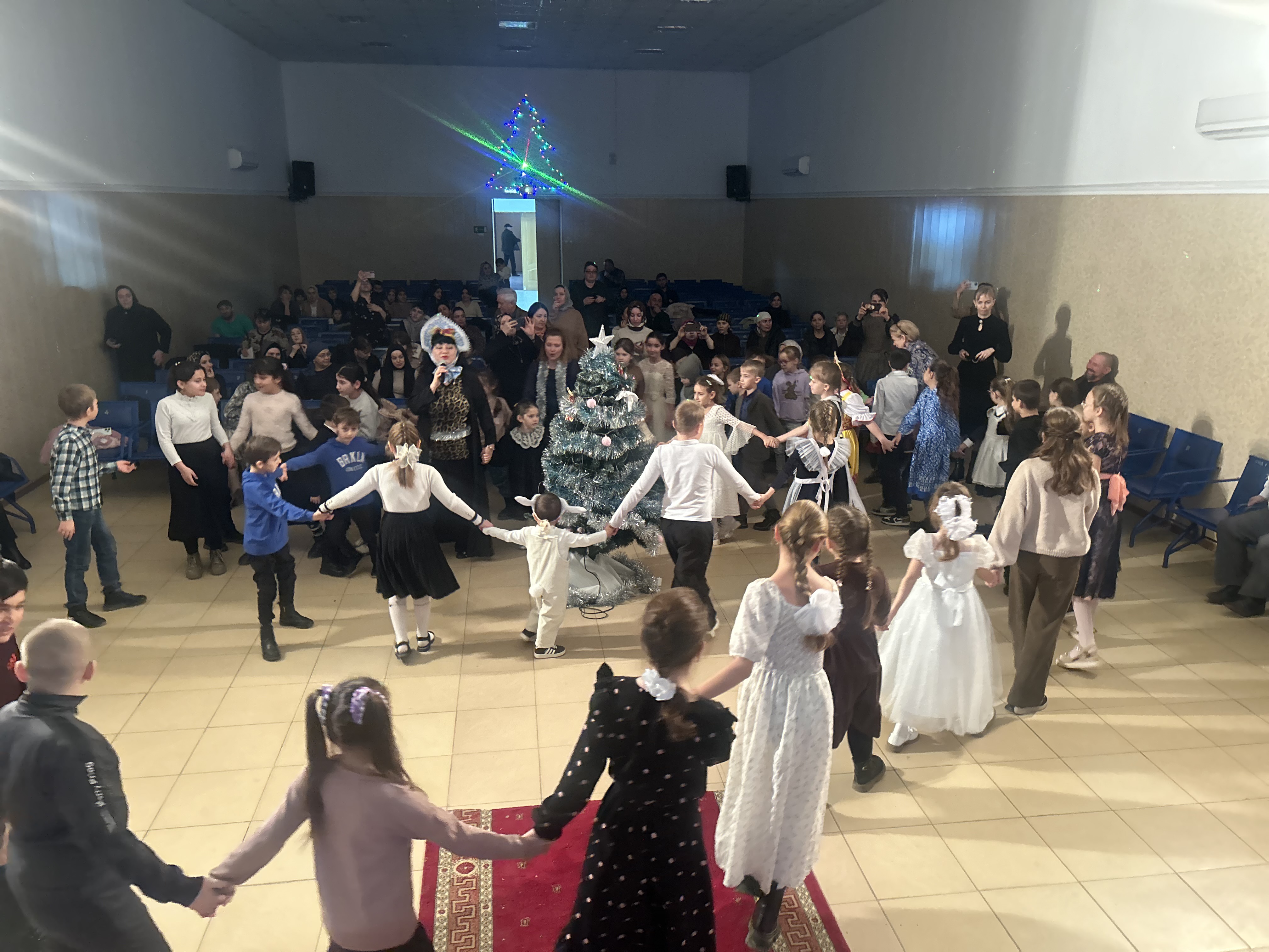 Рождественскую ёлку организовали для малоимущих и многодетных семей в Тарумовском районе