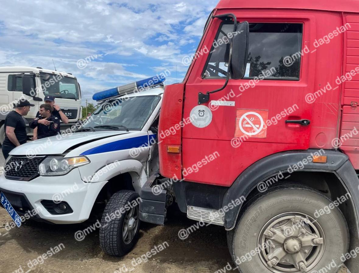Полицейский «Patriot» столкнулся с КамАЗом в Дагестане